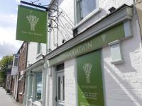 Et logo, certifikat, skilt eller en pris der bliver vist frem på The Old Bakery