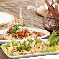 - deux assiettes de nourriture sur une table avec des nouilles dans l'établissement Station One Beach Resort, à El Nido