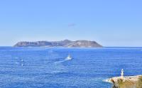 un barco en el agua con una isla a lo lejos en Hotel Kayahan, en Kas