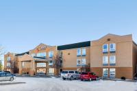 Un hotel con coches aparcados en un estacionamiento. en Comfort Inn &amp; Suites, en Moose Jaw