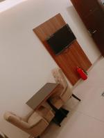 سمت ان النرجس للشقق المخدومة - Samt Inn Al Narjis Serviced Apartmentsにあるテレビまたはエンターテインメントセンター