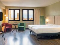 Postel nebo postele na pokoji v ubytování Ibis Styles Zaragoza Ramiro I