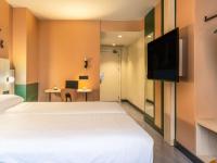 TV a/nebo společenská místnost v ubytování Ibis Styles Zaragoza Ramiro I