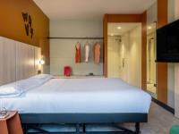 Postel nebo postele na pokoji v ubytování Ibis Styles Zaragoza Ramiro I