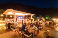 eine Gruppe von Menschen, die nachts an Tischen auf einem Deck sitzen in der Unterkunft Jade Residence in Oludeniz