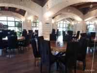 ウアスカ・デ・オカンポにあるSANTA CECILIA LA MORA HUASCAのレンガの壁のダイニングルーム(テーブル、椅子付)