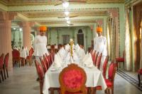 deux hommes assis à une table dans une salle à manger dans l'établissement Umaid Mahal Palace, à Pushkar
