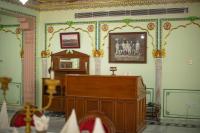une pièce avec un podium et un tableau au mur dans l'établissement Umaid Mahal Palace, à Pushkar