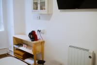 A television and/or entertainment centre at Hostal Santa Cruz