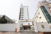 群山市にあるEl Tower Hotelの建物前のホテル