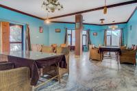 een eetkamer met blauwe muren en een tafel en stoelen bij Hotel Czara Resort Sonmarg in Rezan