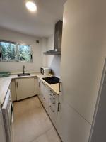 Kuchyň nebo kuchyňský kout v ubytování Acogedor apartamento junto a la playa by beBalmy