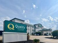 Un cartel de hotel frente a un edificio en Quality Inn &amp; Suites West Monroe, en West Monroe