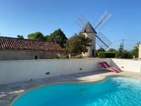 Basen w obiekcie Les Curies - ludogîte, gîte et moulin avec piscine lub w pobliżu