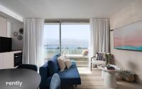 Ein Sitzbereich in der Unterkunft Luxury Apartments And Studios At Sea Side By Rently