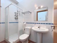 A bathroom at A Levante Conil- Solo familias y parejas