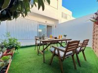 A garden outside A Levante Conil- Solo familias y parejas