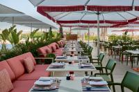 利多迪耶索罗福克斯坦恩耶索洛酒店&Spa的餐厅里的一排桌椅