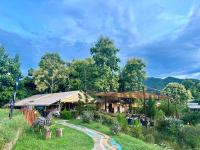 ein Gebäude in einem Park mit einem Weg im Gras in der Unterkunft Chiangkhan River Green Hill in Ban Noi