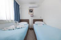 Ein Bett oder Betten in einem Zimmer der Unterkunft Villa Okruk-10 meters away from the beach