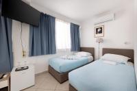 Ein Bett oder Betten in einem Zimmer der Unterkunft Villa Okruk-10 meters away from the beach