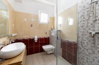 Ein Badezimmer in der Unterkunft Villa Okruk-10 meters away from the beach
