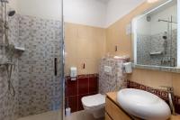 Ein Badezimmer in der Unterkunft Villa Okruk-10 meters away from the beach