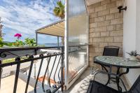 Ein Balkon oder eine Terrasse in der Unterkunft Villa Okruk-10 meters away from the beach