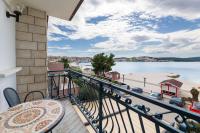ein Balkon mit Tisch und Blick aufs Wasser in der Unterkunft Villa Okruk-10 meters away from the beach in Trogir