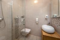 ein Badezimmer mit Dusche, Toilette und Waschbecken in der Unterkunft Villa Okruk-10 meters away from the beach in Trogir