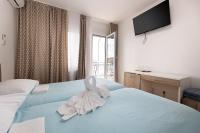 ein Zimmer mit einem Bett mit einer Schleife darauf in der Unterkunft Villa Okruk-10 meters away from the beach in Trogir