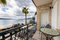 ein Balkon mit Tisch und Stühlen und Blick auf das Wasser in der Unterkunft Villa Okruk-10 meters away from the beach in Trogir