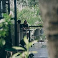 dos personas sentadas en una mesa en un restaurante en Tekoa Spaces, en San Antonio Palopó