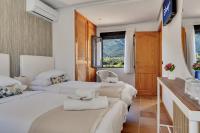 Postel nebo postele na pokoji v ubytování Villa Enri Villa y Casita con Piscina y Jacuzzi