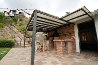 pérgola en un patio con mesa en Cabañas de la loma, en Piedecuesta