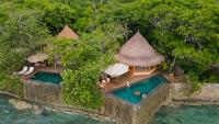 Una vista aérea de una villa con piscina. en Hotel Las Islas, en Barú