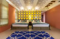 a bedroom with two beds and a blue and yellow wall at Valley Silence B&amp;B in Ji&#39;an