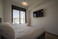 ein Schlafzimmer mit einem großen Bett mit einem Teddybär darauf in der Unterkunft Valencia Apartment - By Harim in Eilat