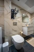 ein Badezimmer mit einer weißen Toilette und einem Waschbecken in der Unterkunft Valencia Apartment - By Harim in Eilat