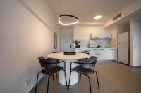 eine Küche mit Tisch und Stühlen in einem Zimmer in der Unterkunft Valencia Apartment - By Harim in Eilat