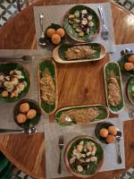Una mesa de madera con platos de comida encima. en Villa M, en Letman