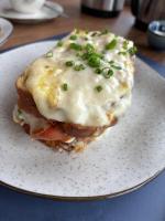 een sandwich met kaas en groene uien op een bord bij Zenith Canyonscape in Praia Grande