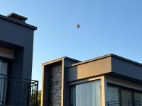 een zwart huis met een blauwe lucht op de achtergrond bij Zenith Canyonscape in Praia Grande