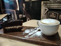 een stuk cake en een kop koffie bij Aroma Hotel in Puebla