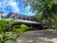 ModakandiyaFlamingo Lake Resort Tissamaharama的一座前面有棕榈树的建筑