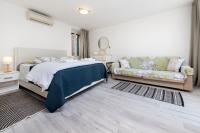 Łóżko lub łóżka w pokoju w obiekcie Apartment Stella Marina Sea view Free Parking