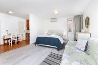 Łóżko lub łóżka w pokoju w obiekcie Apartment Stella Marina Sea view Free Parking