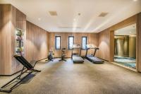 Elegant International Hotel Shanghai - Bund Sichuan Road North Metro Branchにあるフィットネスセンターまたはフィットネス設備