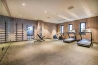Elegant International Hotel Shanghai - Bund Sichuan Road North Metro Branchにあるフィットネスセンターまたはフィットネス設備