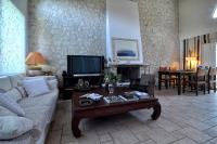 TV a/nebo společenská místnost v ubytování Portico Verde private Villa with pool | Corfu